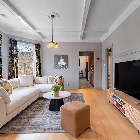 Elegant And Chic 2Bed 2Bath Steps From The Lake!