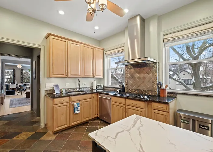 Elegant And Chic 2bed 2bath Steps From The Chicago