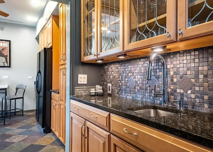Elegant And Chic 2bed 2bath Steps From The Chicago